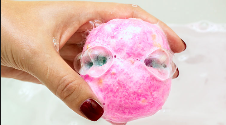 Les bombes de bain entrent-elles avant ou après l'eau?