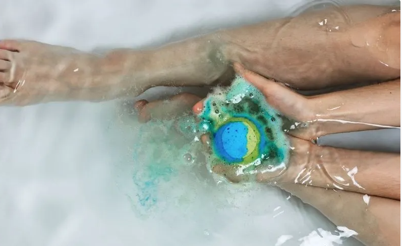 Puis-je me laver les cheveux dans l'eau de la bombe de bain?