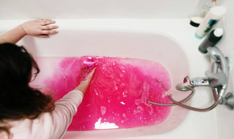 Les bombes de bain colorées colorent votre baignoire